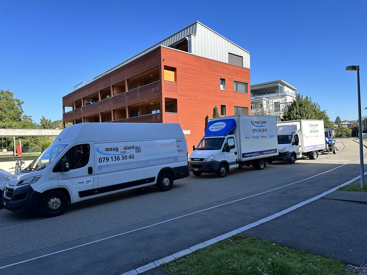 Glückliche Kunden nach erfolgreichem Umzug