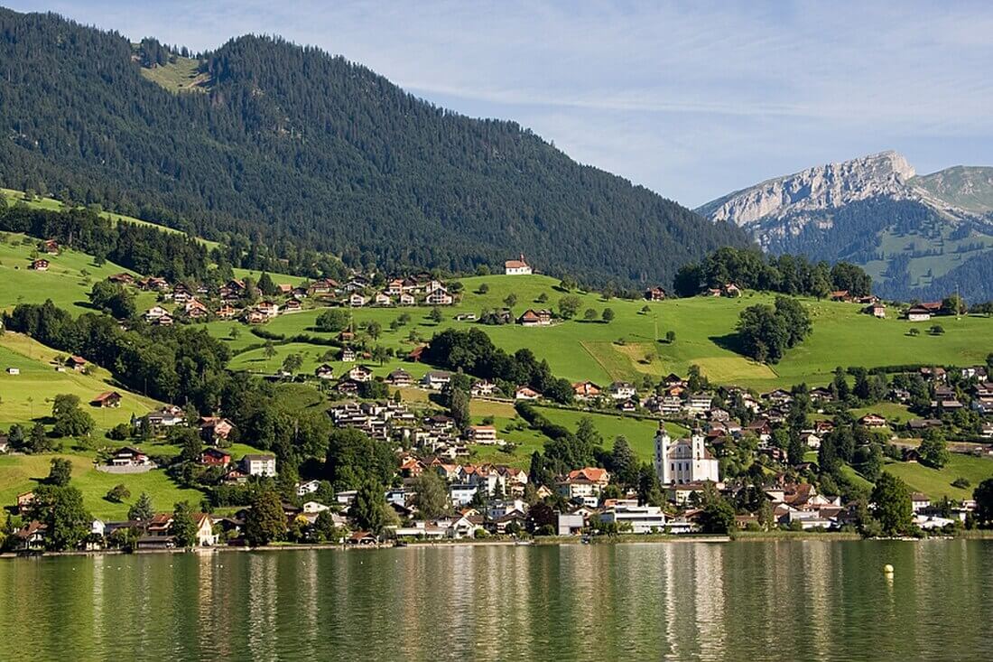 Umzug in Sarnen mit Blick auf den Sarnersee
